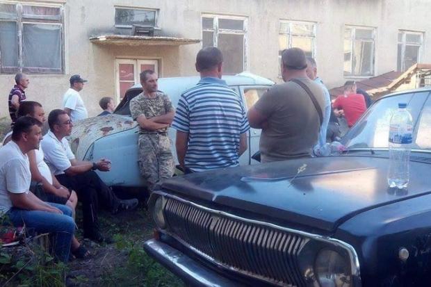 На місці зібралися родичі, місцеві активісти, бійці АТО та працівники преси