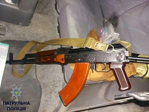 Під час поверхневої перевірки в салоні автомобіля патрульні виявили предмет, схожий на автомат