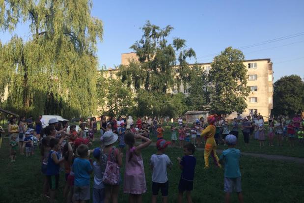 Поки дітей розважали аніматори, священнослужитель розповідав присутнім батькам про те, що Володимир Цвіль є благодійнико