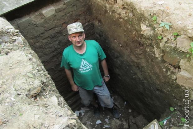 Серед знахідок найбільше трапляється кераміки: уламки глечиків, люльки, тарелі

 | Фото: report.if.ua