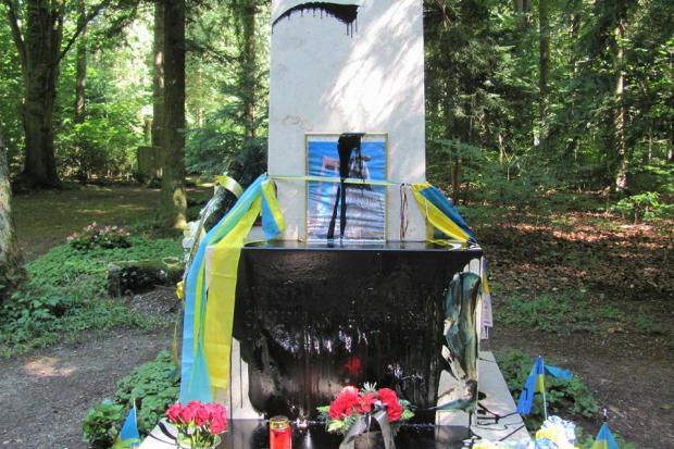 Новий хрест на могилі Провідника ОУН спаплюжили