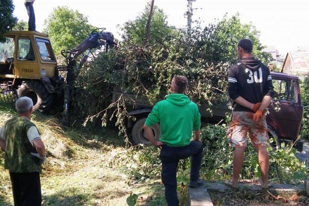 Протягом 2 тижнів волонтери впорядковували старі занедбані могили на старому кладовищі в м.Надвірна | Фото: nadvirnamr.g