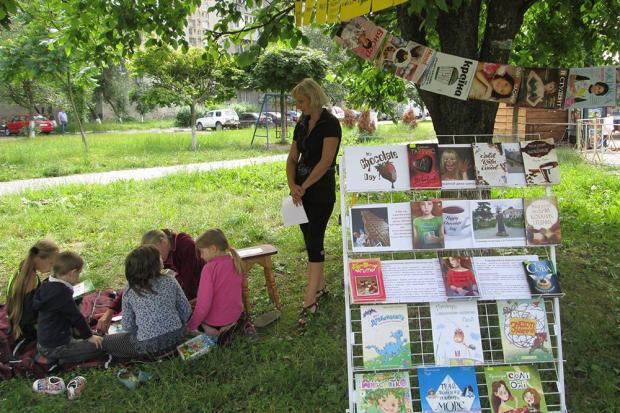 часники шоколадного свята взяли участь у вікторині, відгадували загадки про солодощі, малювали на асфальті улюблені смак