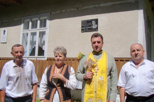 8 липня у селі Буркут на приміщенні лісництва встановлено меморіальну дошку відомій поетесі та народній вчительці Марійц