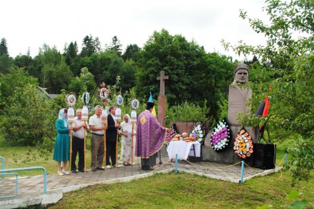 Громада с. Лесівка зібралась на старому цвинтарі на народне віче з нагоди 70-ої річниці трагічної загибелі вояка УПА сот