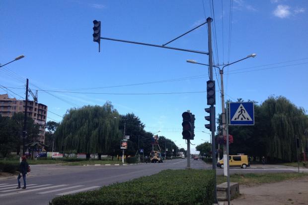 Водії схвально відгукнулися на встановлення світлофора на небезпечному перехресті | Фото: Володимир Андреєв