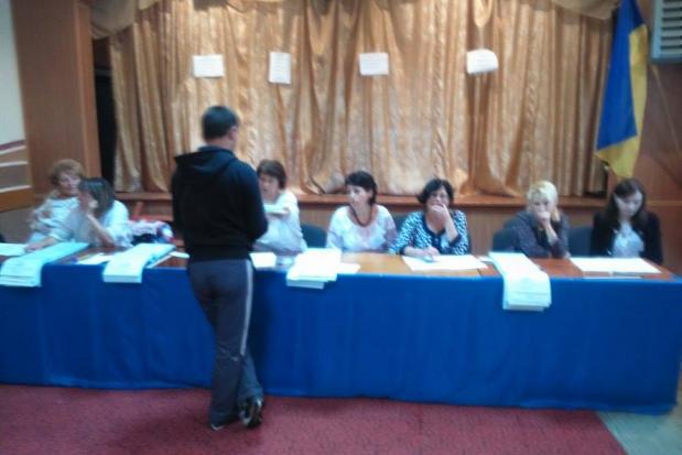 У селах виборець традиційно активніший. На світлині &mdash; дільниця у селі Вістова Калуського району