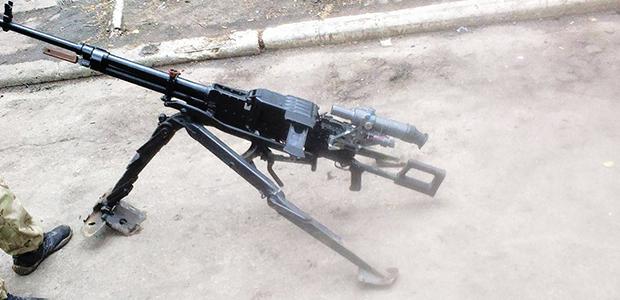 Виявилось, що цей кулемет не стоїть на озброєнні в українській армії і був привезений з РФ | Фото: peoplesproject.com