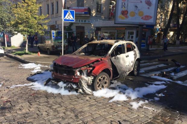 Вибух стався о 7:45 ранку, коли Шеремет їхав в машині. На місце прибула поліція | Фото: pravda.com.ua