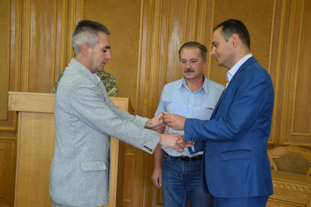 Вручив відзнаки бійцям міський голова Івано-Франківська Руслан Марцінків