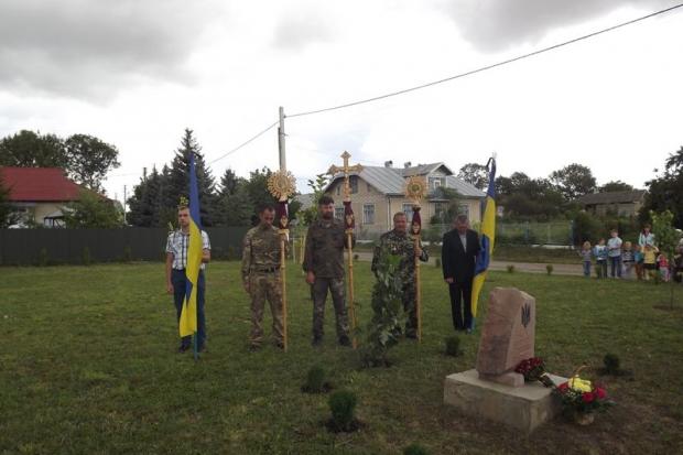 Біля будинку культури у селі Вікно відбулося відкриття Алеї Пам&rsquo;яті та пам&rsquo;ятного знаку Андрію Галаю | Фото: