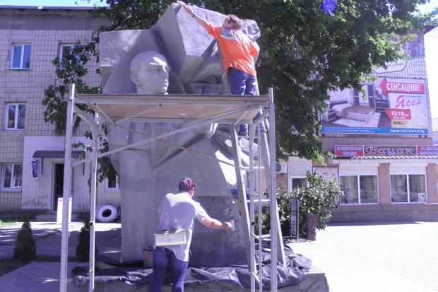 Днями працівники КП &laquo;Покуття-Комунальник&raquo; провели роботи по грунтуванню погруддя | Фото: Снятинська міська р