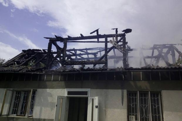 Внаслідок потрапляння блискавки у Косові вщент згоріла хата | Фото: Юлія Кіщук