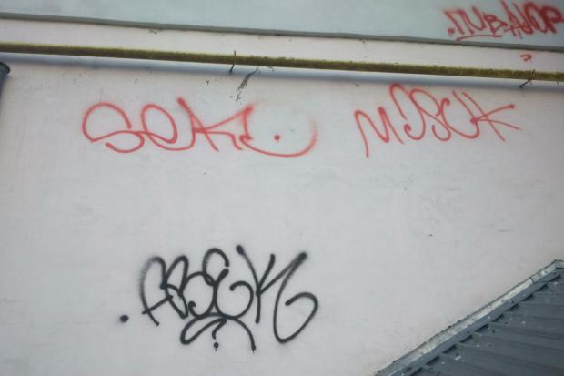 Ще на одній багатоповерхівці у Калуші з'явилися дивні надписи | Фото: Калуш Урбаністичний/ВКонтакте