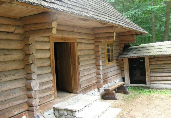 Споруда у плані складається з двох чітко розділених сіньми приміщень: корчми та житла. | Фото: Роман Коновалов