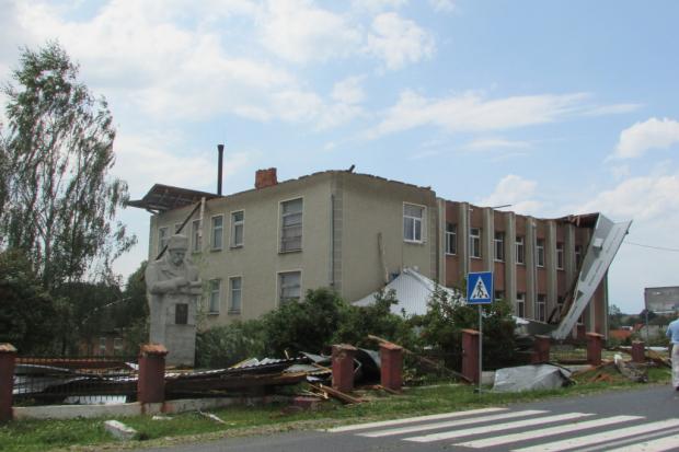 Перед руйнівною силою вітру не встояла нова покрівля місцевої школи