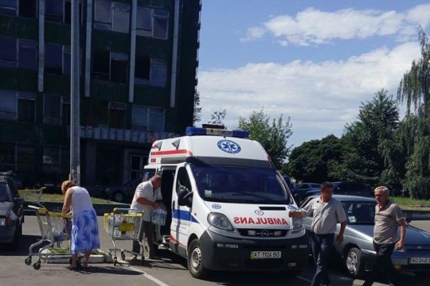 Департамент охорони здоров'я почав службове розслідування випадку закупів у супермаркеті на "швидкій" | Ф