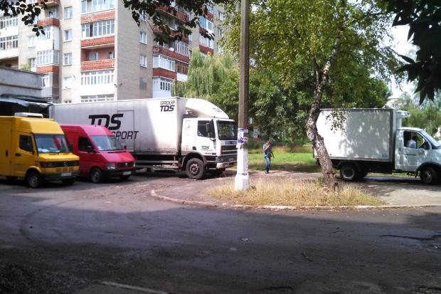 Транспорт, яким підвозять товар до магазину, заважає калушанам