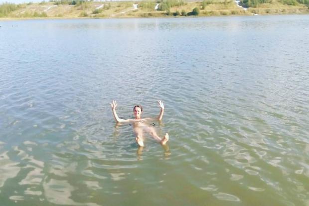 Вода солених озер тримає на поверхні, як і Мертве море в Ізраїлі | Фото: Уляна Ржевська/Facebook