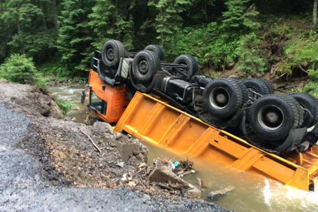 Автомобіль не витримав негоди і перекинувся. Прикарпатці бачать у цьому помсту природи | Фото: Євгеній Соляник