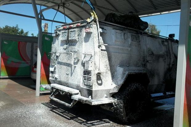 Броньовик не просто заїхав на автомийку, але і "скупнувся"
