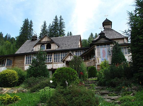 Знайти василіянський монастир у Дземброні не так легко | Фото: risu.org.ua