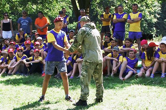 Вихованці табору з захопленням переглянули видовищний виступ бійців поліцейського спецпідрозділу | Фото: Управління прев