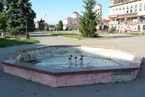 Голова міста запевняв, що до 24 серпня фонтан запрацює | Фото: galslovo.if.ua