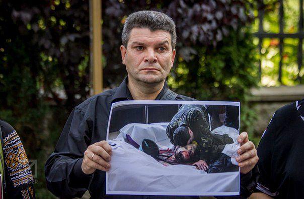 Батько Устима Володимир Голоднюк наразі веде волонтерську та громадську діяльність. Учора він привітав сина із днем наро