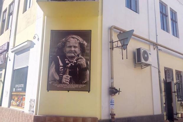 Фотографія Миколи Сеньковського &ldquo;Стара Гуцулка&rdquo; на фасаді будинку в Коломиї | Фото: Віталій Вандич