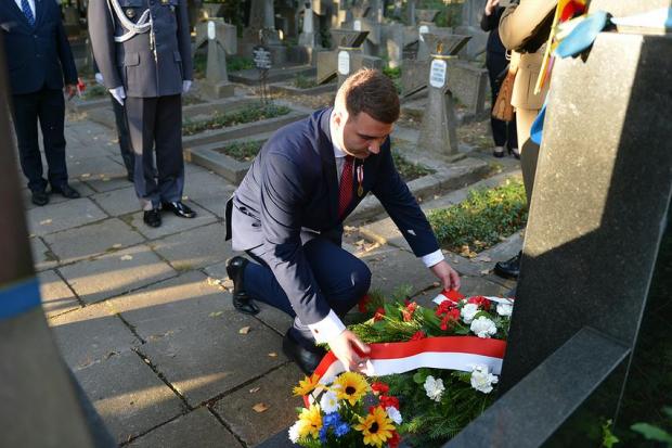 Представник Міністерства оборони Польщі поклав квіти до пам&rsquo;ятників воїнам УНР | Фото: mon.gov.pl