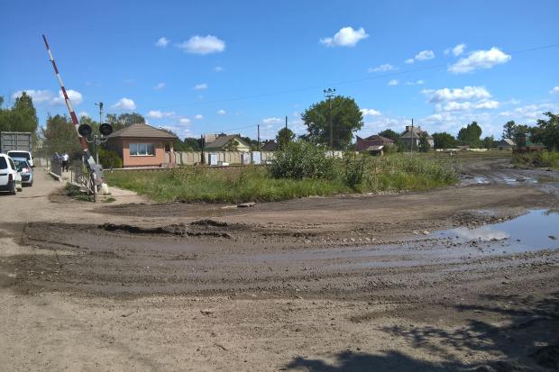 Для транспорту є дорога, а для людей &mdash; болото | Фото: Андрій Ватаманюк