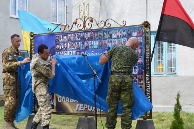 На Рогатинщині депутат районної ради за власні кошти спорудила стелу Небесній сотні | Фото: rogatka.if.ua