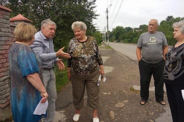 Один із будинків на вулиці сильно перекосило. Донедавна у ньому ще жили люди. Старенькі від постійної сирості у хаті хво