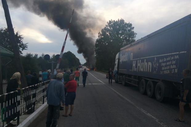 Автомобіль палав на узбіччі дороги, а в небо здіймалася чорна кіптява | Фото: Володимир Слюзар