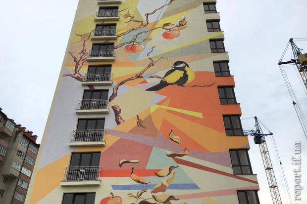 На стіні новобудови у Франківську намалювали осінній мурал 
 | Фото: report.if.ua