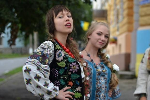 2014 рік. У Калуші на День Незалежності дефілювали моделі в етноодязі | Фото: Олександр Галькевич