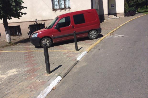 Інспектори з благоустрою активно виявляють неправильно припарковані автомобілі | Фото: Інспекція з благоустрою м. Калуша