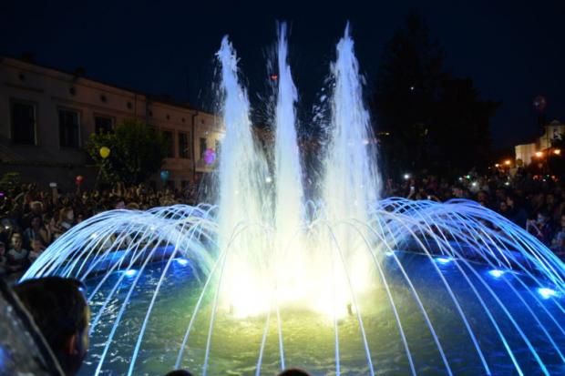 На День міста Коломия отримала у подарунок світло-музичний фонтан любові | Фото: dzerkalo.media