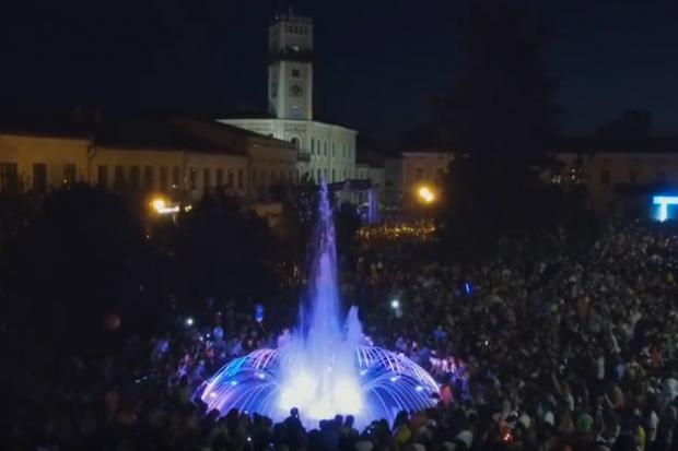 Фонтан у Коломиї має підсвітку та озвучує мелодії | Фото: Скрін з відео