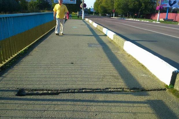 Пішоходи перешкоду обминають або переступають | Фото: "Вікна"