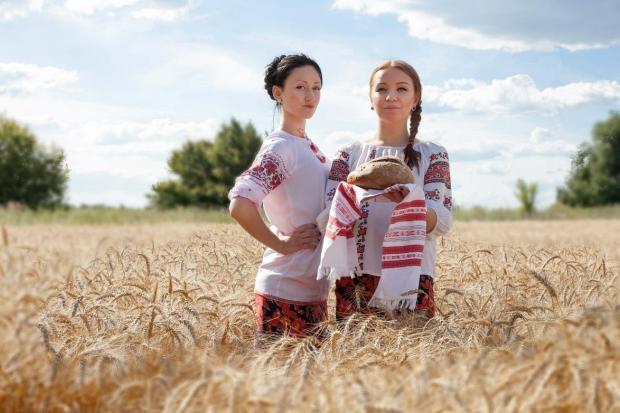 В Україні все більше популяризують національний одяг