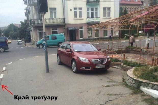Авторагуль відмовився перепарковувати автомобіль | Фото: Інспекція з благоустрою м. Калуша