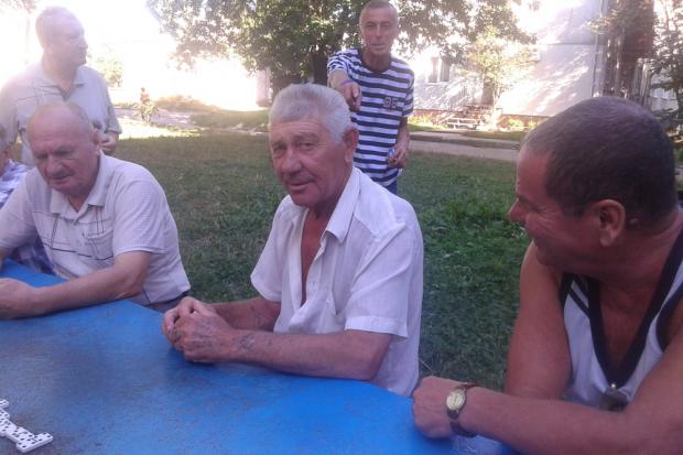 Василь Миколайович Височан і його сусіди досі підтримують традицію грати у доміно