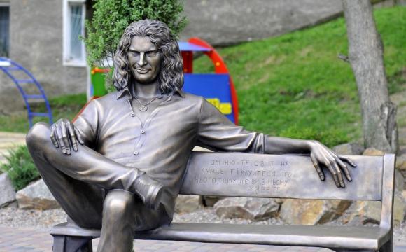 У Луцьку встановили новий пам'ятник Кузьмі Скрябіну
 | Фото: volyn24.com