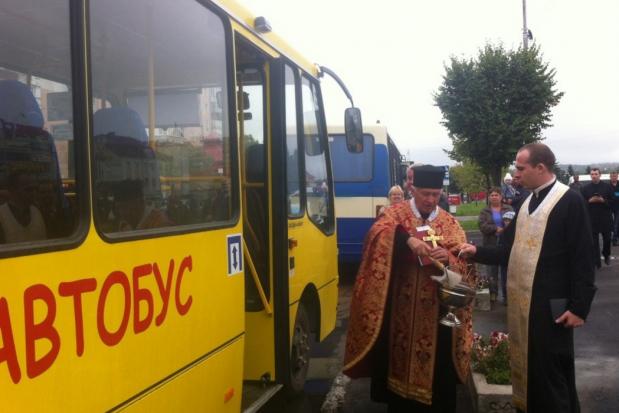 Дві школи на Долинщині отримали нові шкільні автобуси
