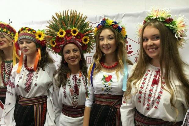 Участь у показі взяли кілька учениць модельних шкіл | Фото: Ярослава Гасяк