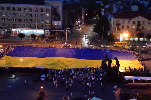 2400 квадратних метрів синьо-жовтого стягу