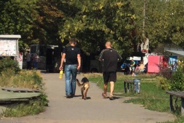 Власник собаки одразу відреагував на зауваження та почепив повідок до нашийника | Фото: Інспекція з благоустрою м. Калуш