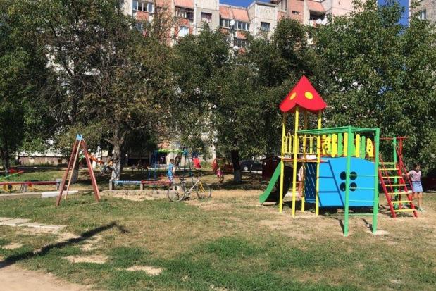 У Калуші встановили дитячий майданчик на вулиці Малицької